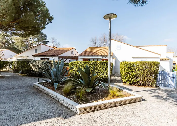 Сasa de vacaciones Les Charmilles-10 By Interhome *